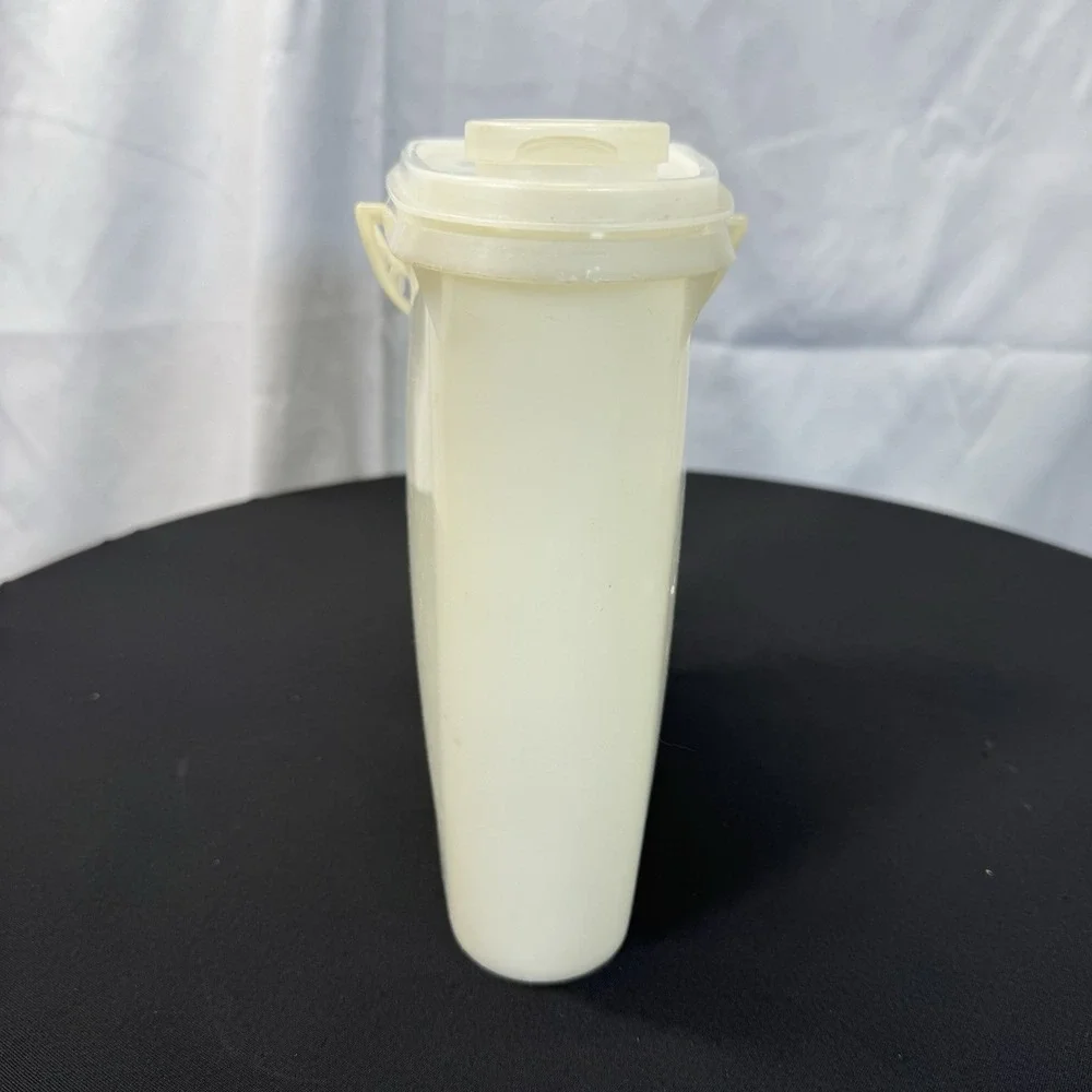 Vintage Tupperware 587–2 pour‎ in store with handle 2 qt